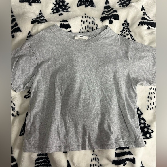 Zenana Outfitters Tops - Zenana basic tee size large